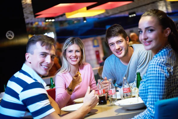 Amigos tienen descanso para comer en el centro comercial — Foto de Stock