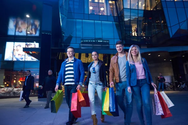 Grupp vänner njuta av Shopping — Stockfoto