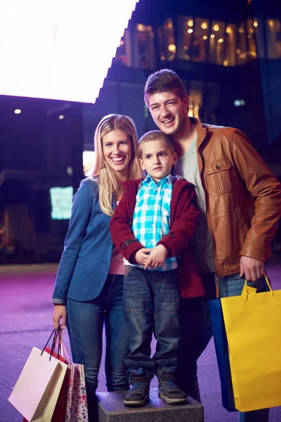 Familia Disfrutando de las compras — Foto de Stock