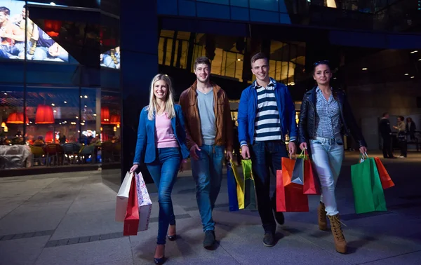 Grupp vänner njuta av Shopping — Stockfoto