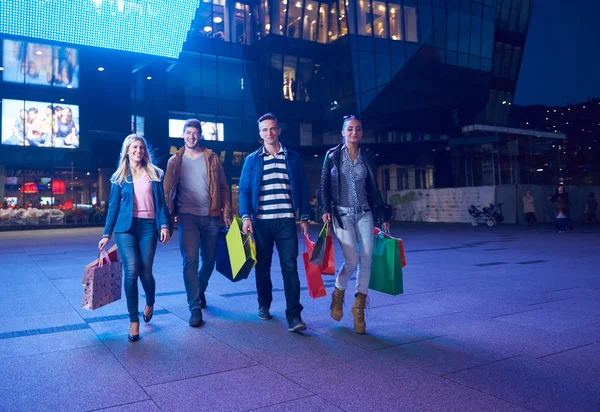 Grupp vänner njuta av Shopping — Stockfoto