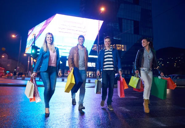 Grupo de amigos disfrutando de las compras — Foto de Stock