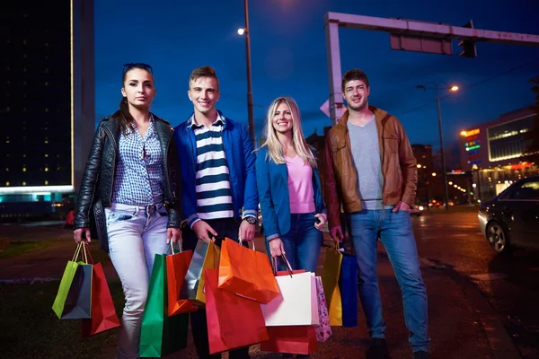 Groep vrienden genieten van winkelen — Stockfoto