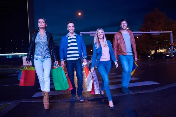 Groep vrienden genieten van winkelen — Stockfoto