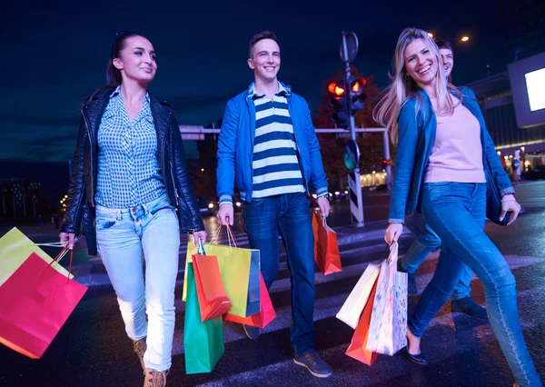 Grupo de amigos disfrutando de las compras — Foto de Stock
