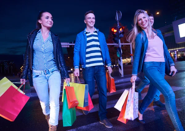 Gruppo di amici Goditi lo shopping — Foto Stock