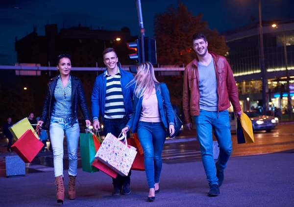 Groep vrienden genieten van winkelen — Stockfoto