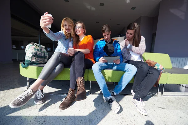 Skupina studentů užívající selfie — Stock fotografie