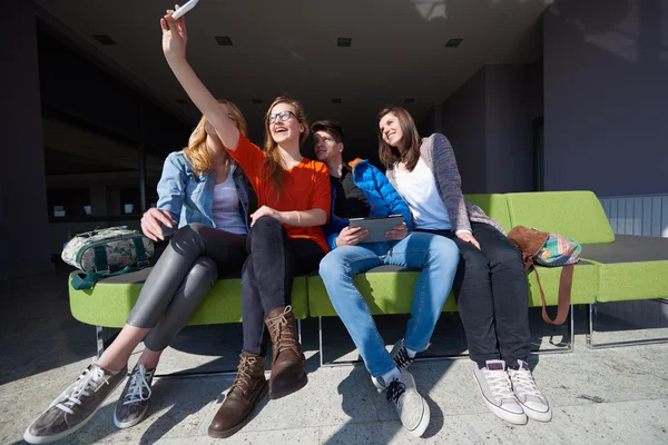 Grupo de estudantes tomando selfie — Fotografia de Stock