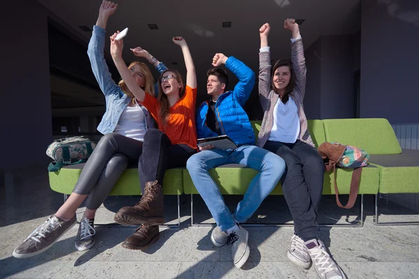 Gruppo di studenti prendendo selfie — Foto Stock