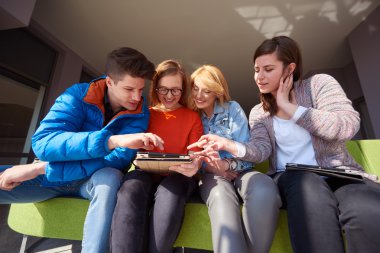 Öğrenci grubu okul projesinde birlikte çalışıyor.