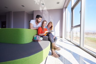 Öğrenci grubu okul projesinde birlikte çalışıyor.