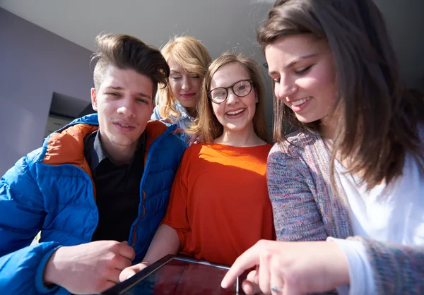 Skupina studentů pracujících společně na školním projektu — Stock fotografie