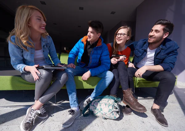 Groep studenten samen als team — Stockfoto