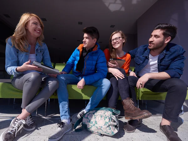 Grupo de estudantes que trabalham em conjunto no projecto escolar — Fotografia de Stock