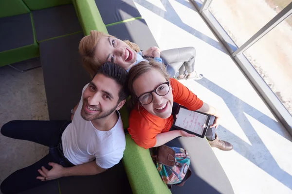 Gruppo di studenti che lavorano insieme al progetto scolastico — Foto Stock