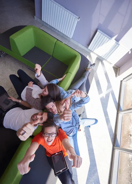 Grupo de estudiantes trabajando juntos en el proyecto escolar — Foto de Stock