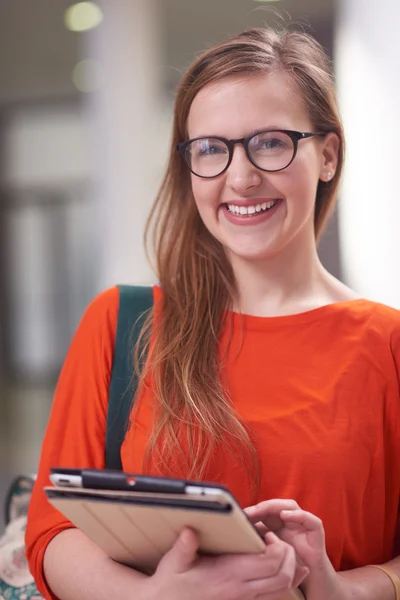 Student meisje met tablet pc — Stockfoto