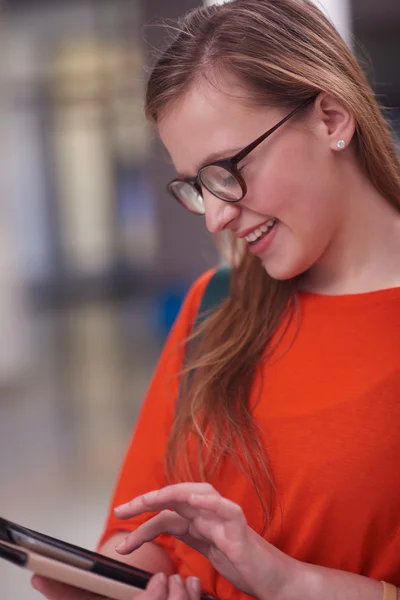 Estudante menina com tablet computador — Fotografia de Stock