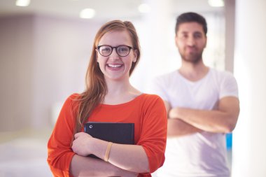 Öğrenciler çift ayakta birlikte