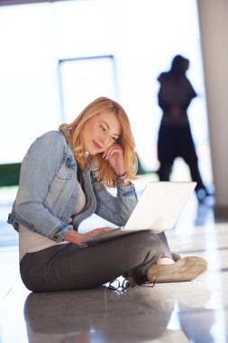 dizüstü bilgisayar ile öğrenci kız