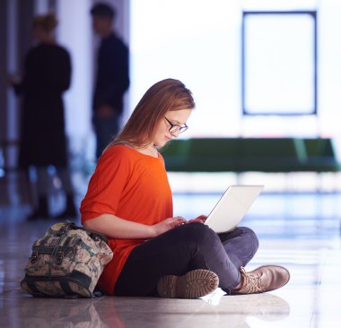 tablet bilgisayar ile öğrenci kız