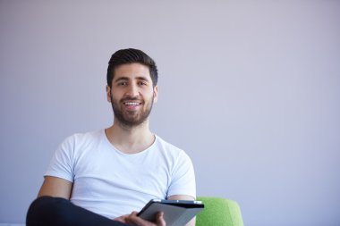 Tablet üzerinde çalışan öğrenci