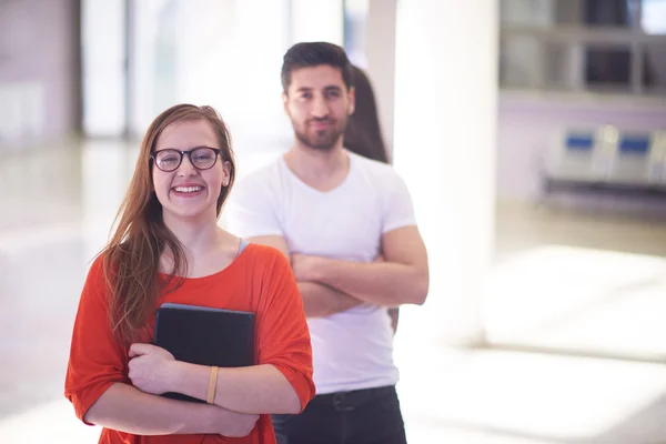 Studenten paar staande samen — Stockfoto