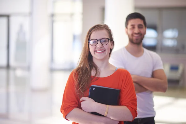 Studenti coppia in piedi insieme — Foto Stock