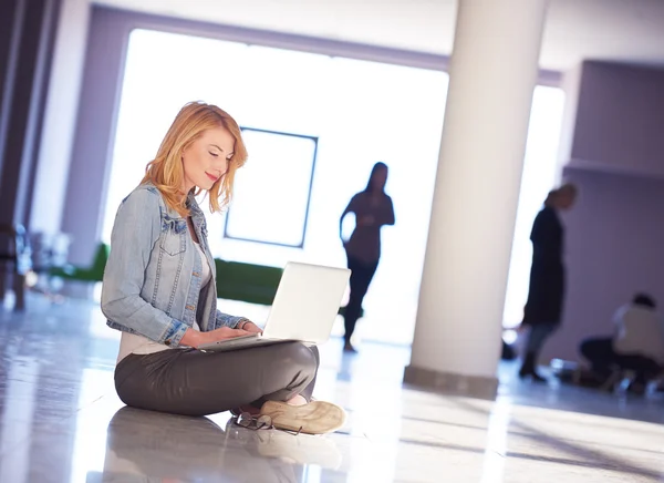 Studente ragazza con computer portatile — Foto Stock