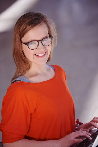 Student meisje met tablet pc — Stockfoto