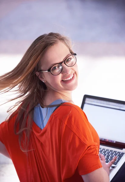 Студентка с планшетного компьютера — стоковое фото