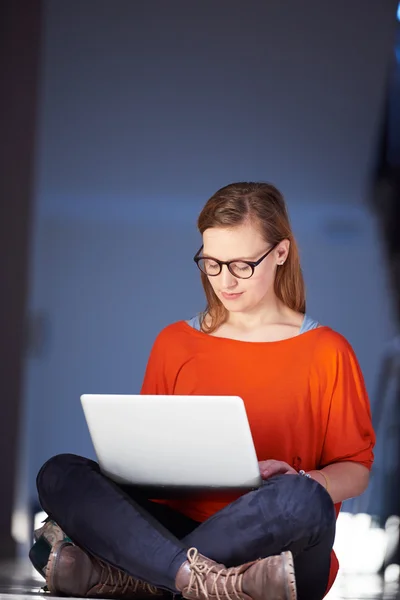 Student meisje met tablet pc — Stockfoto