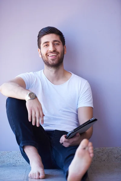 Estudiante trabajando en tableta — Foto de Stock