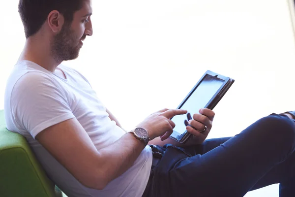 Studentin arbeitet an Tablet — Stockfoto