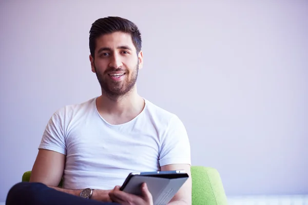 Estudiante trabajando en tableta —  Fotos de Stock