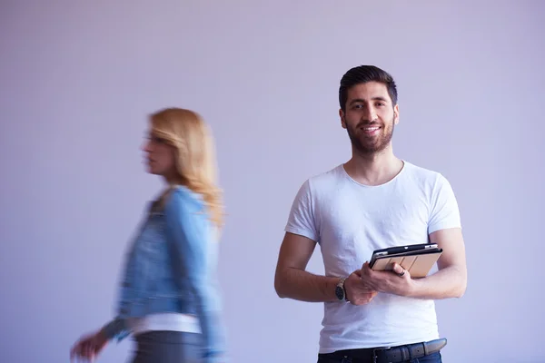 Studente che lavora su tablet, gruppo di persone di passaggio — Foto Stock