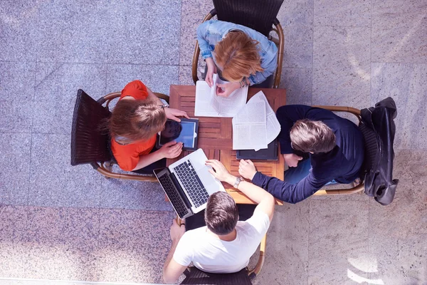 Grupo de estudiantes trabajando juntos en el proyecto escolar — Foto de Stock