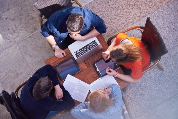 Gruppo di studenti che lavorano insieme al progetto scolastico — Foto Stock