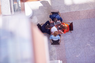 Öğrenci grubu okul projesinde birlikte çalışıyor.