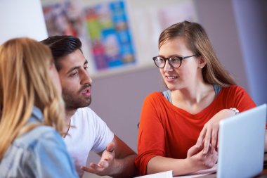 Öğrenci grubu okul projesinde birlikte çalışıyor.