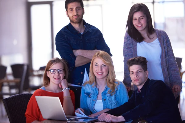 Grupo de estudantes de pé juntos como equipe — Fotografia de Stock