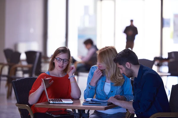 Groupe d'étudiants debout ensemble en équipe — Photo