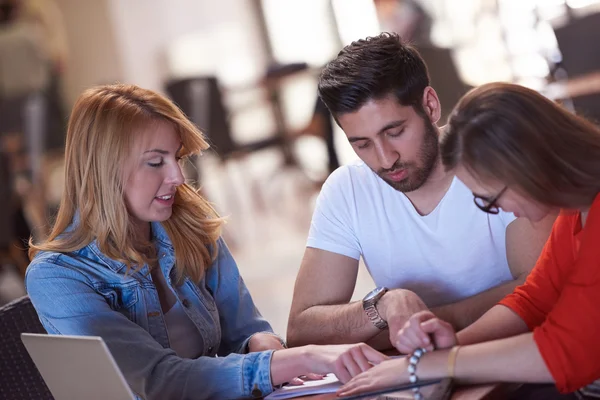 Studentengruppe arbeitet gemeinsam an Schulprojekt — Stockfoto