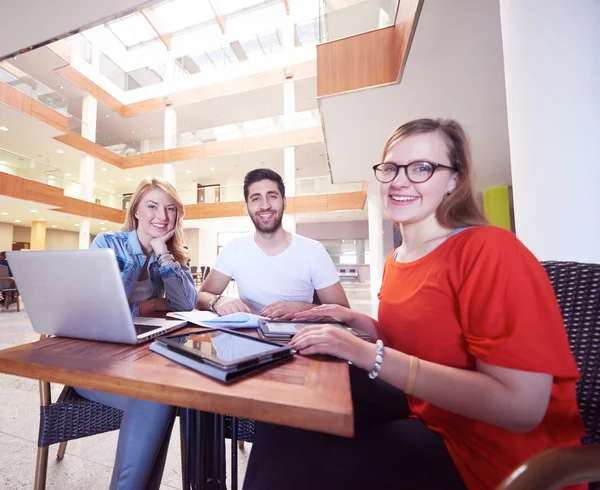 Studenten groep werken aan schoolproject samen — Stockfoto