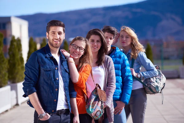 Glada studenter grupp — Stockfoto