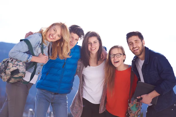 Szczęśliwa grupa studentów — Zdjęcie stockowe
