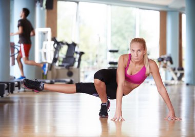 Onun eğitim bir spor salonunda için Isınma ve germe kadın