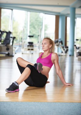 Onun eğitim bir spor salonunda için Isınma ve germe kadın