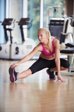 Onun eğitim bir spor salonunda için Isınma ve germe kadın